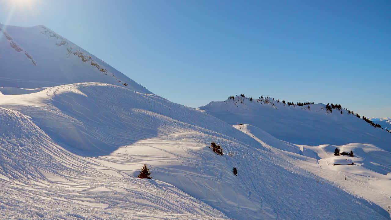 beckenried의 겨울 스키장에서 사람과 체어리프트가 있는 스위스 알프스의 스키장