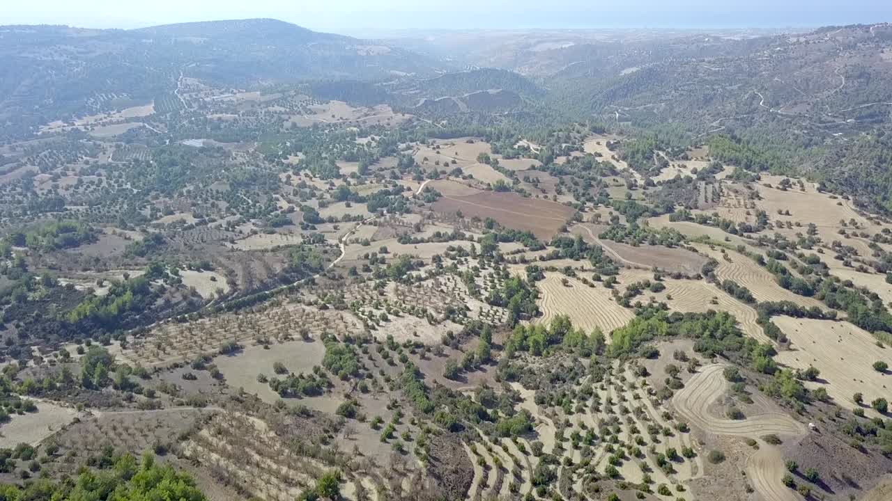 imágenes aéreas de drones sobre diversas tierras verdes, secas y exuberantes de chipre y panorámicas hasta las montañas