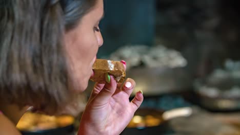 Nahaufnahme-Von-Jungen-Frauen,-Die-Eine-Frisch-Gebackene-Brotscheibe-Genießen