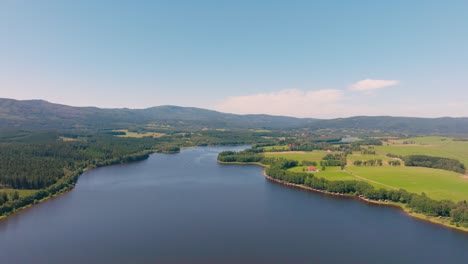 Imágenes-Aéreas-En-4K-Del-Lago-Lipno-En-Chequia,-Día-Despejado,-Europa