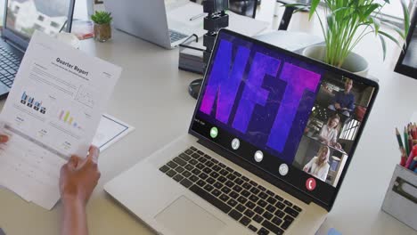 mujer de negocios afroamericana que usa una computadora portátil para videollamadas con diversos colegas de negocios