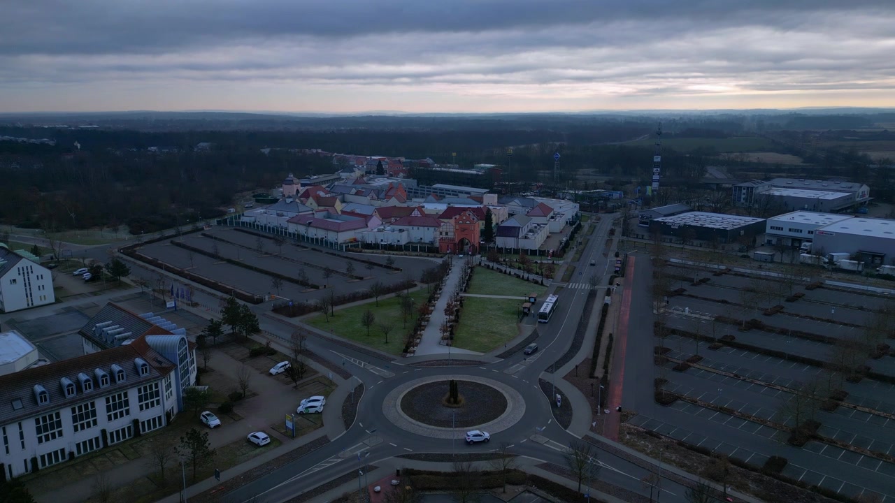 Vista drone che mostra un grande parco commerciale con vari edifici commerciali e un cancello d'ingresso principale durante l'inverno. Splendida vista aerea panoramica ripresa da drone dall'alto.