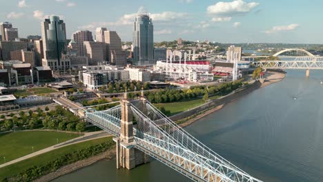 Ascenso-Aéreo-Del-Puente-Colgante-Y-El-Centro-De-Cincinnati,-Ohio