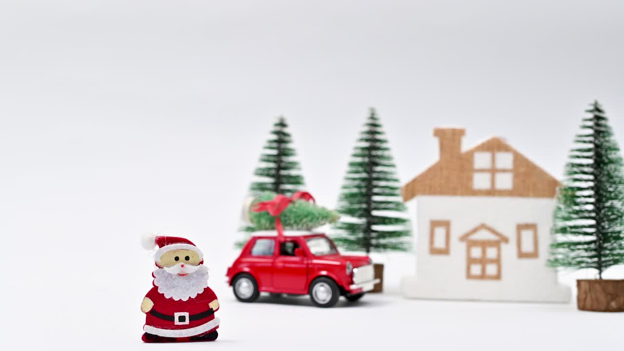 escena de navidad con santa claus pasando delante de la casa, el coche y los árboles de navidad.