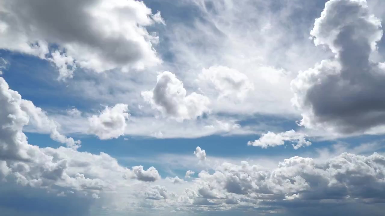 Timelapse di nuvole in movimento in un cielo blu