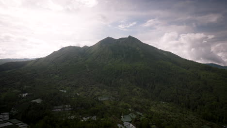 monte batur o gunung batur, un volcán activo en la isla de bali, indonesia