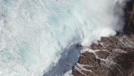 Vista-Aérea-De-Las-Olas-Rompiendo-En-La-Costa-Rocosa-De-Oahu-Hawaii