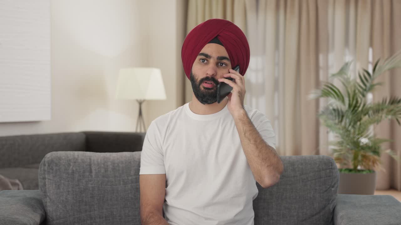 hombre indio sikh hablando por teléfono
