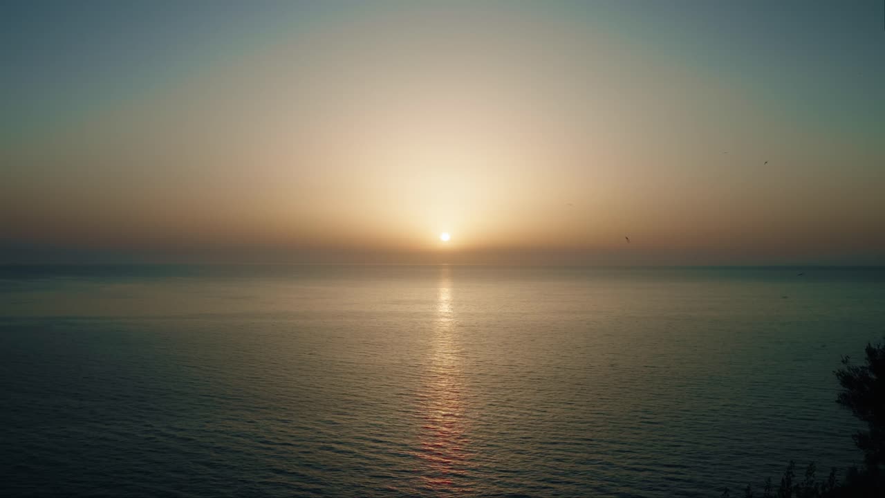puesta de sol de verano vista de la costa italiana