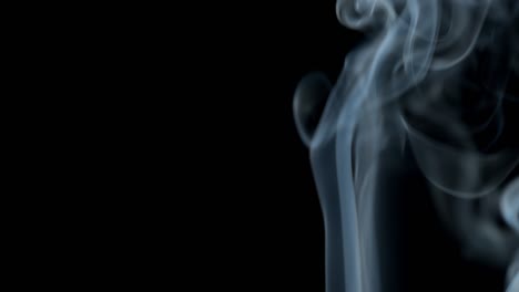 un chorro de humo sobre un fondo negro.