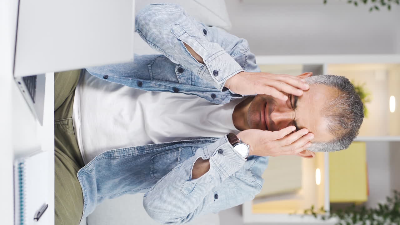 vídeo vertical del hombre llorando.