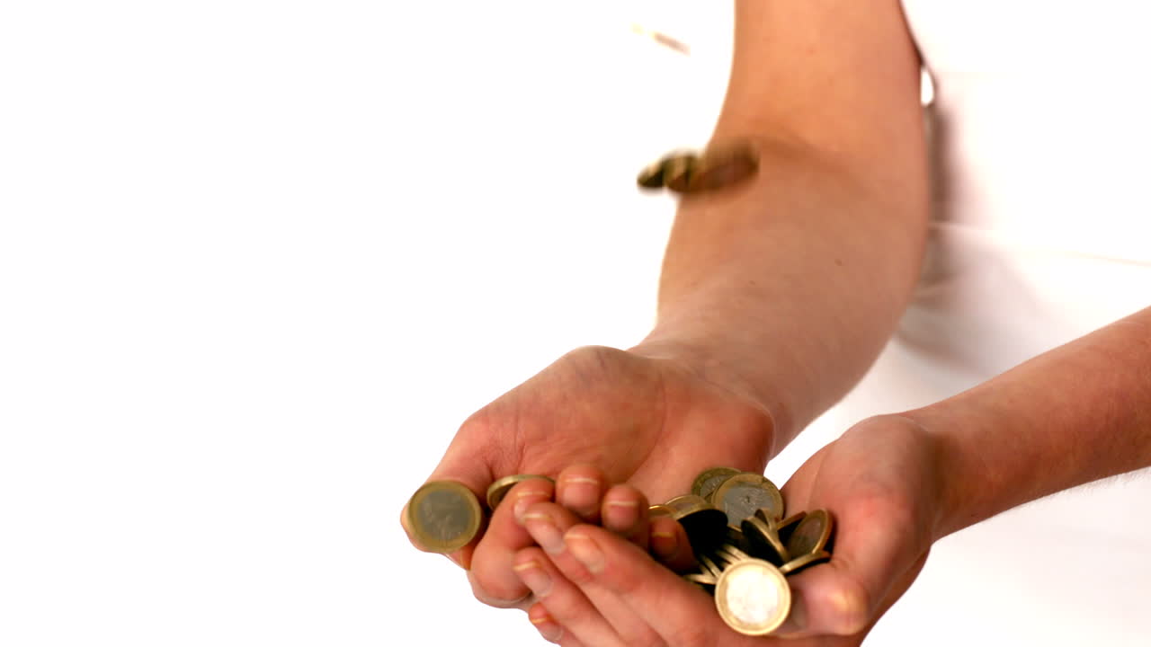 mujer atrapando monedas de euro que caen