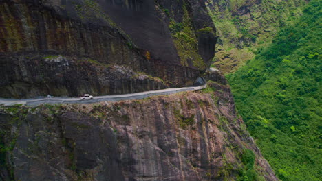 Disparo-De-Un-Dron-De-Un-Coche-Jeep-4x4-Conduce-En-La-Peligrosa-Carretera-De-Manang-Nepal