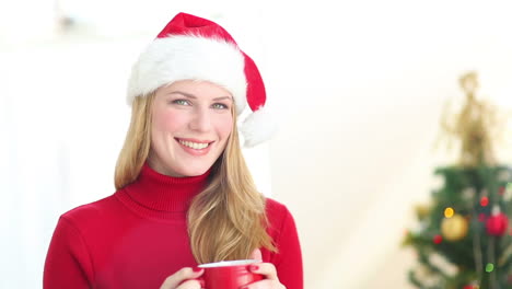 una rubia festiva disfrutando de chocolate caliente
