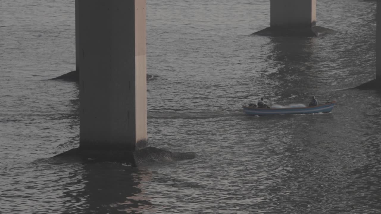 어망을 수집하는 현지 인도 어부