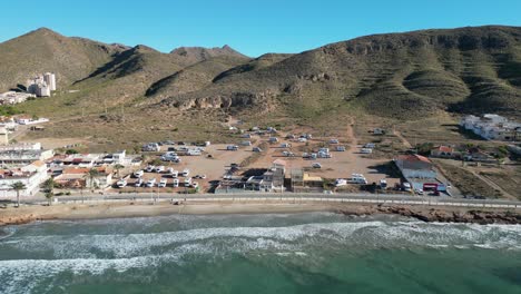 Parque-De-Autocaravanas-Y-Mar-En-La-Azohia,-Murcia,-Costa-Calida,-España---Antena-4k