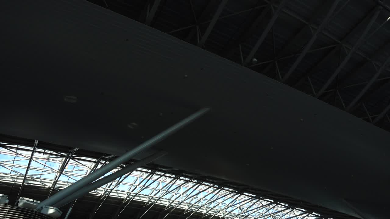 Tetto nel terminal dell'aeroporto. Aeroporto Internazionale di Boryspil. Ripresa in movimento