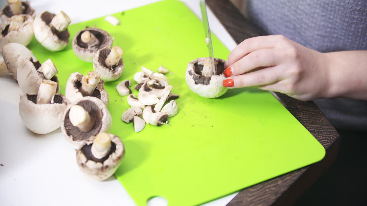 mujer cuartizando setas para la preparación de salsas