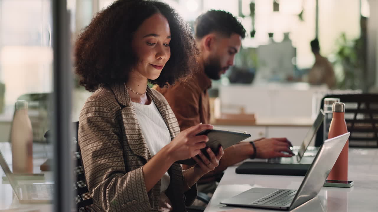 personas de negocios que trabajan en computadoras y tabletas en la oficina