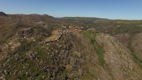 ruinas del castillo medieval en la cima de la montaña te de castro laboreiro en portugal