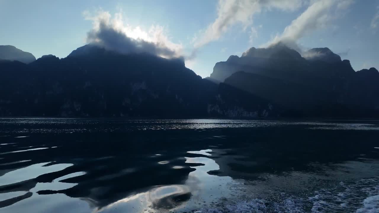 태국 수라트타니 (surat thani) 의 카오소크 국립공원 (lake khao sok national park) 의 타임즈 뷰