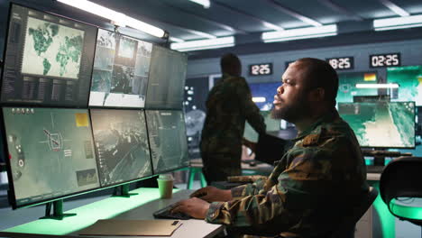 equipo de agentes en la base de operaciones haciendo evaluación de los adversarios