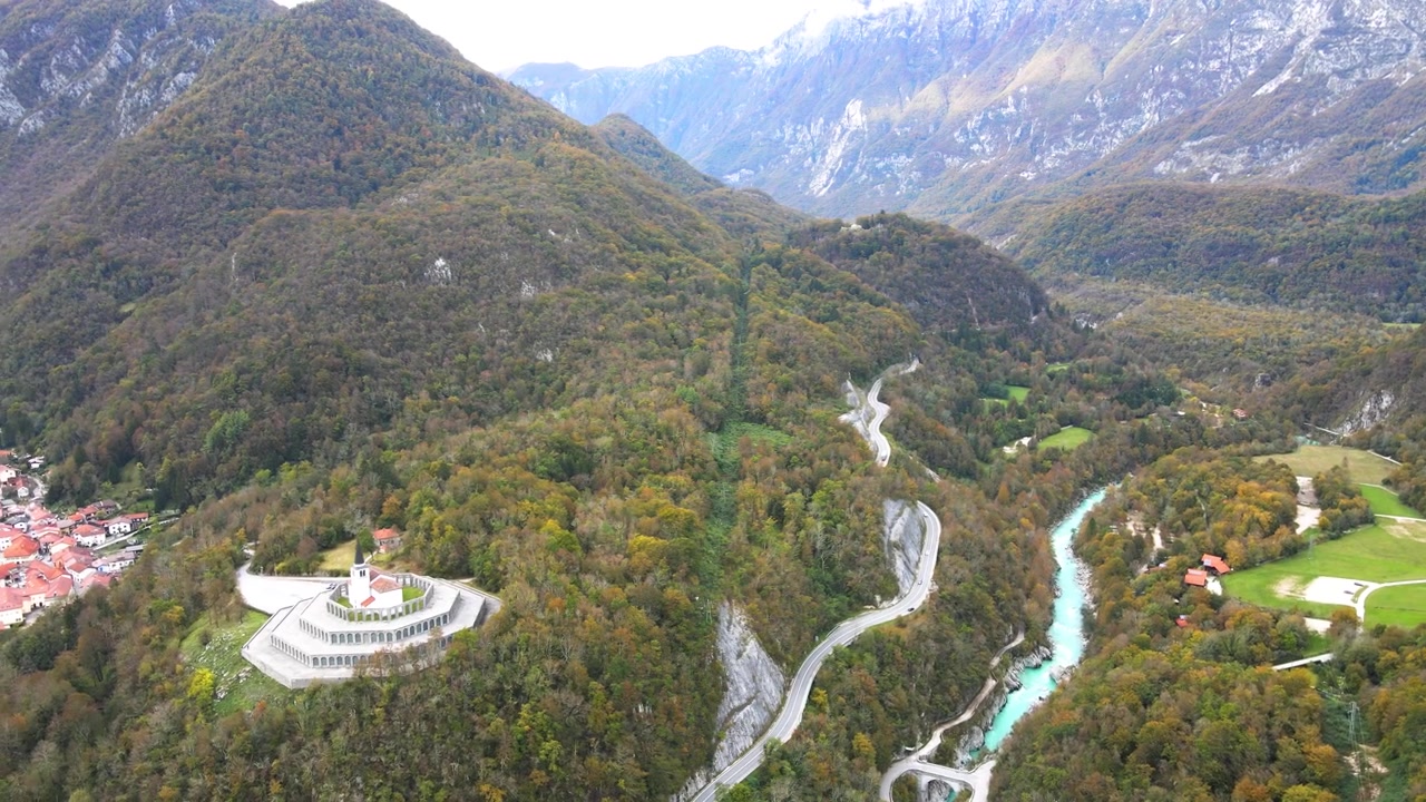 Slovenya'da Kobarid Kemikliği, Soča Vadisi ve Alp manzarası üzerinde drone ile dönme. Genel çekim