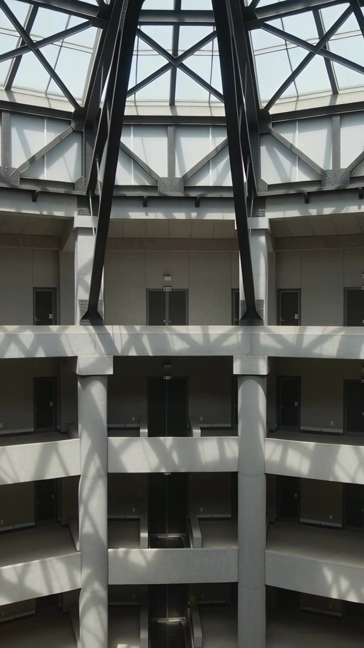 Video verticale: Movimento di tilt della telecamera che rivela un atrio circolare, mostrando una cupola vetrata e le ombre delle capriate