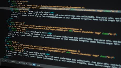 el desarrollador está navegando por el código html en la pantalla de la computadora