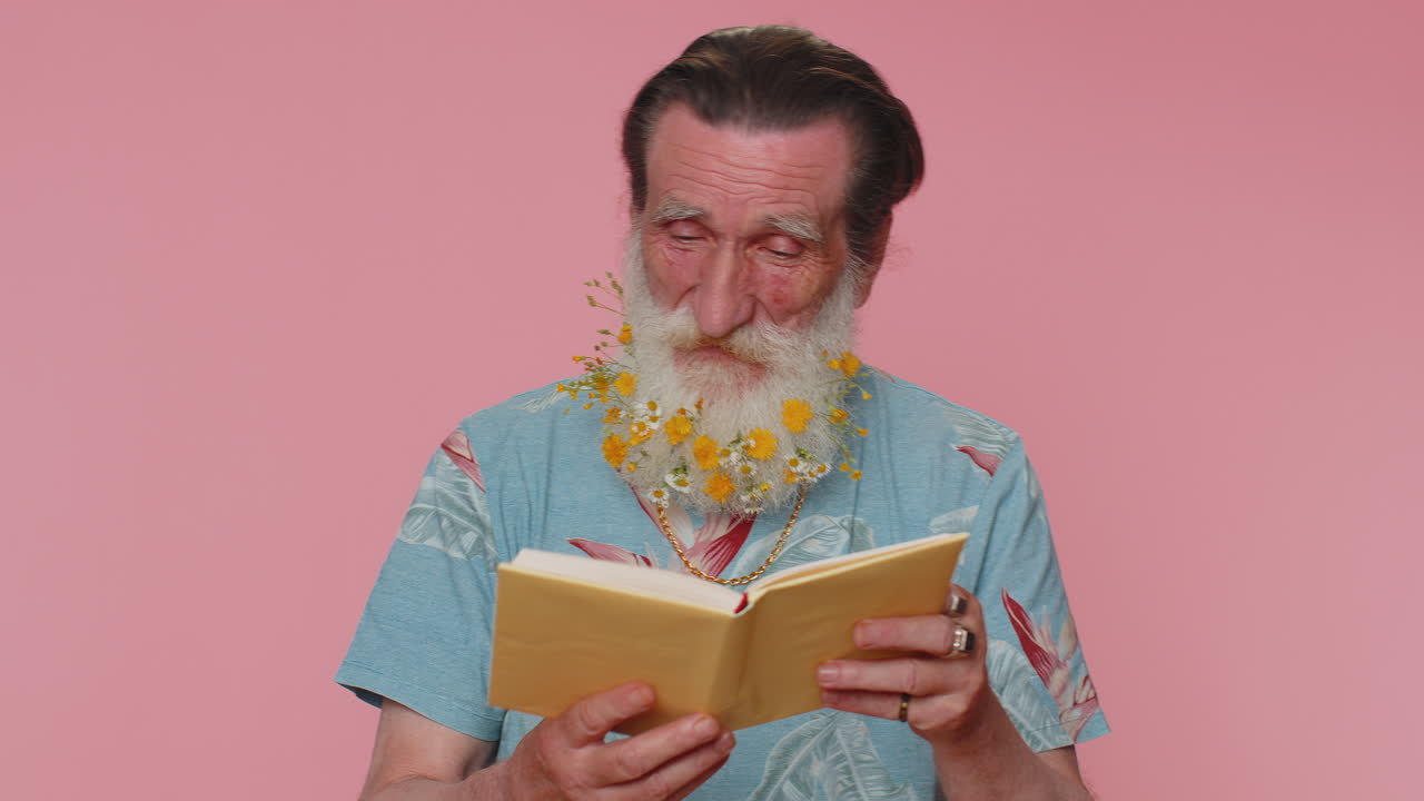 hombre mayor leyendo divertido interesante libro de cuentos de hadas, ocio afición, conocimiento sabiduría educación