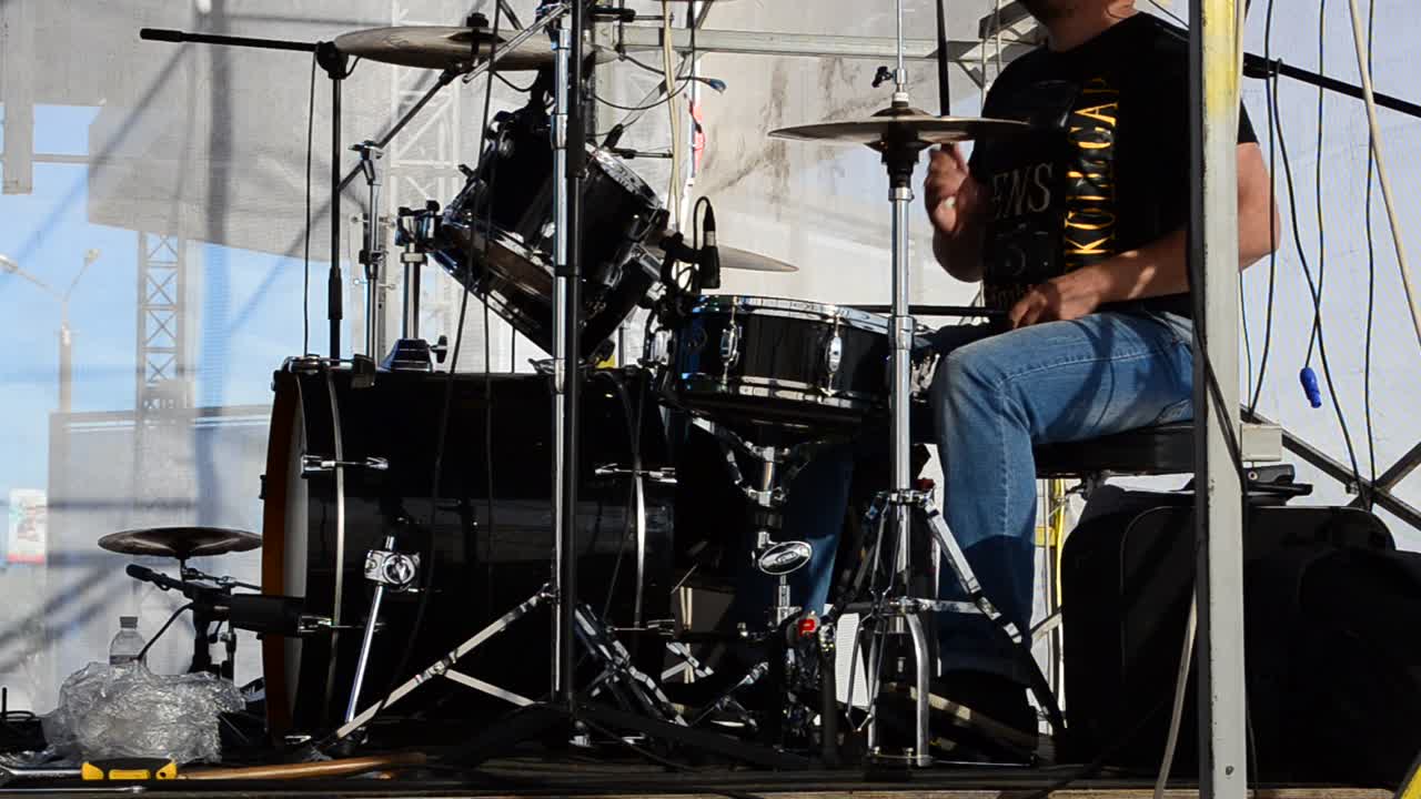 Riprese del batterista su un palco. Esibizione rock di un gruppo su un palco.