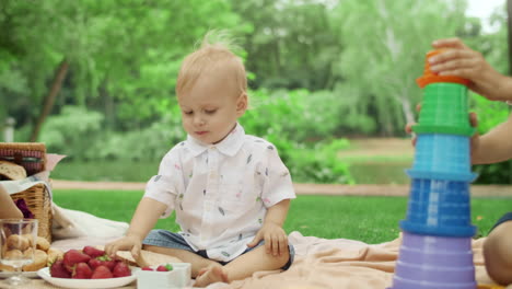 Kinder-Sitzen-Zusammen-Auf-Einer-Decke-Im-Park