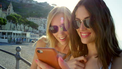 Zwei-Frauen-Nutzen-Im-Urlaub-Ein-Smartphone