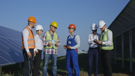 equipo de mantenimiento de paneles solares