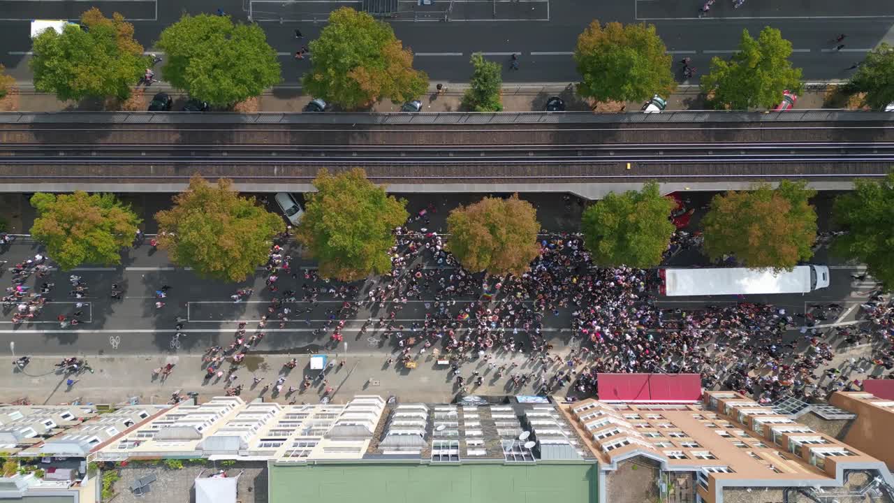 환상적인 항공 탑 뷰 비행 csd 프라이드 러브 퍼레이드 2023 시 베를린 독일 여름날