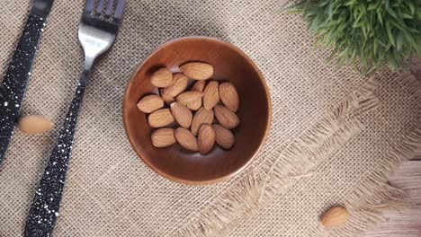 almendras en un cuenco de madera