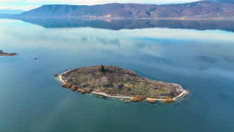 volando alrededor de una isla en un lago tranquilo