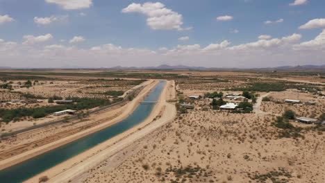 agua del río colorado utilizada en el canal de riego en arizona, drone de lado