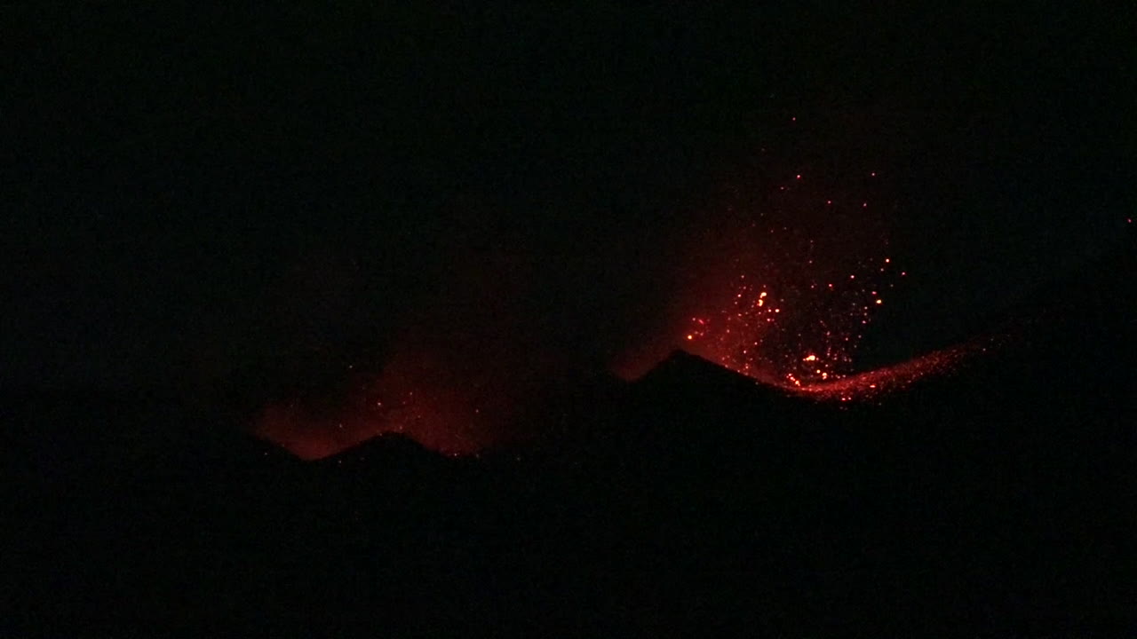 el volcán de cabo verde entra en erupción por la noche de manera espectacular en la isla de cabo verde frente a la costa de áfrica 1