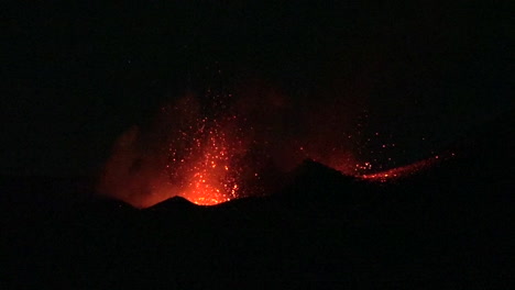 el volcán de cabo verde entra en erupción por la noche de manera espectacular en la isla de cabo verde frente a la costa de áfrica 1