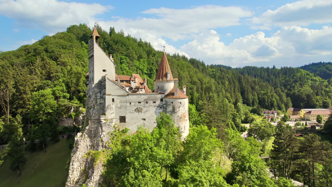 Letecký pohled dronem na hrad Bran v Rumunsku. Středověký hrad v Karpatech, kolem zelené stromy