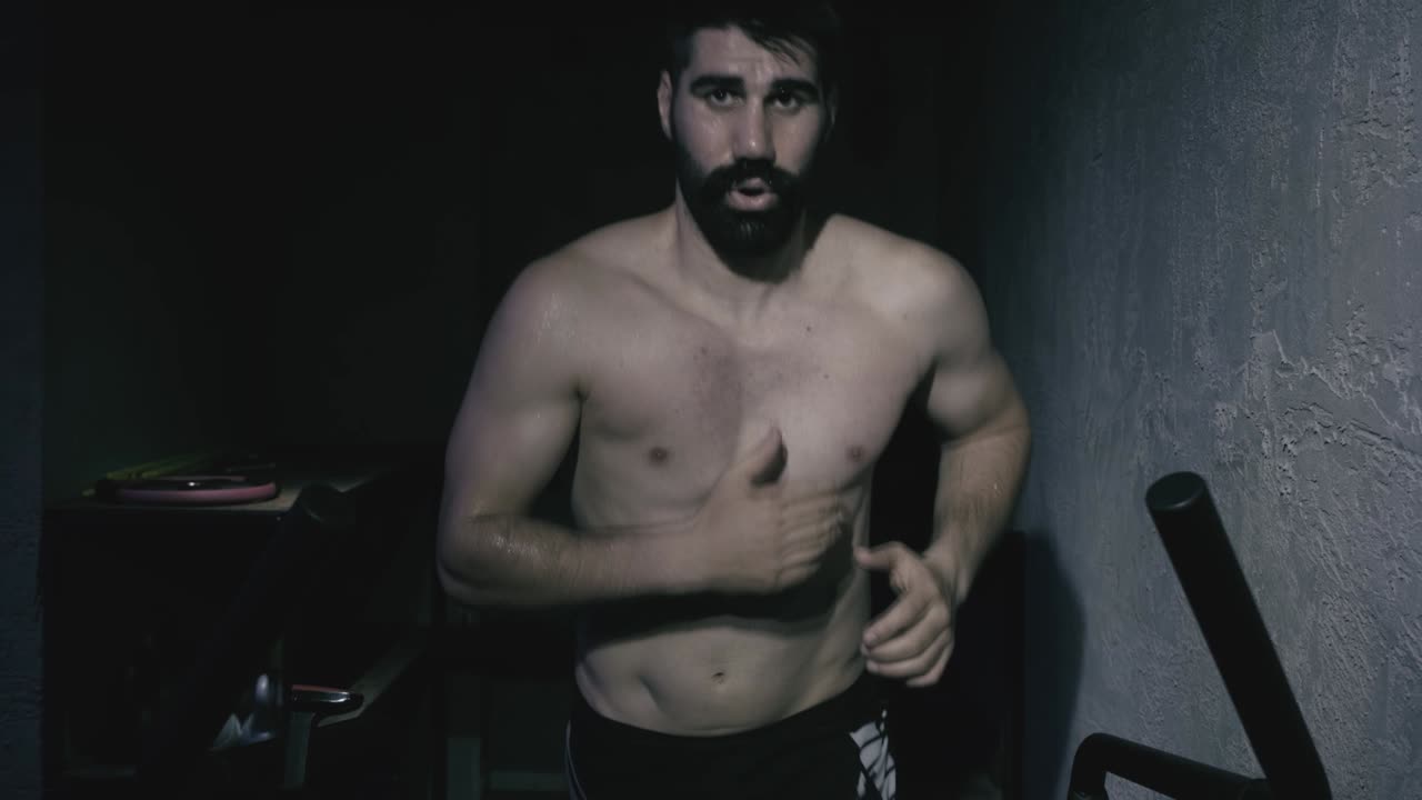 joven musculoso haciendo ejercicio y corriendo en la cinta de correr en el gimnasio. estilo de vida