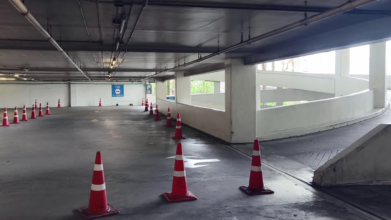 나선형 램프가 있는 빈 지하 주차장