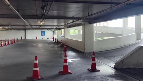 garaje de estacionamiento subterráneo vacío con rampa en espiral