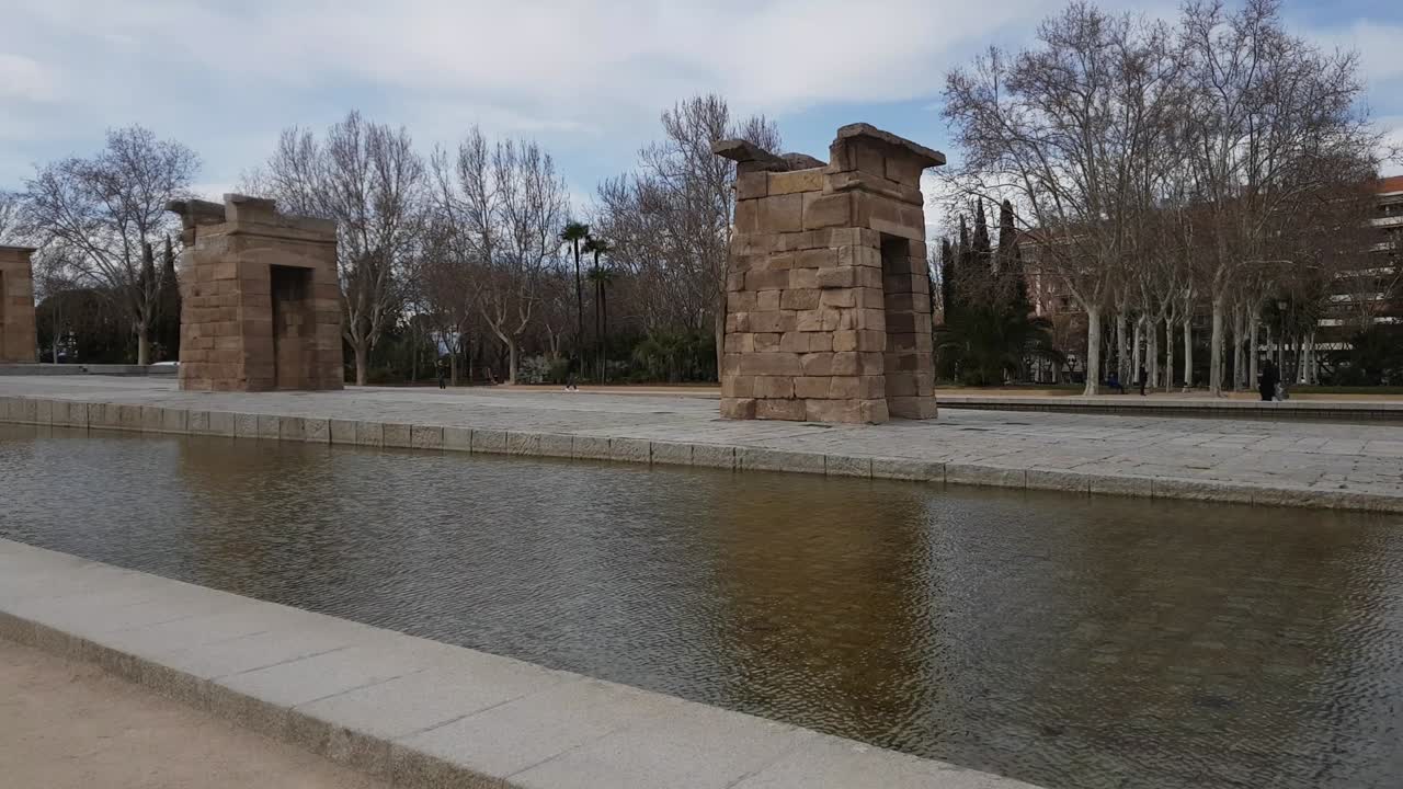 caminando por el templo de debod en madrid, el famoso templo de debod