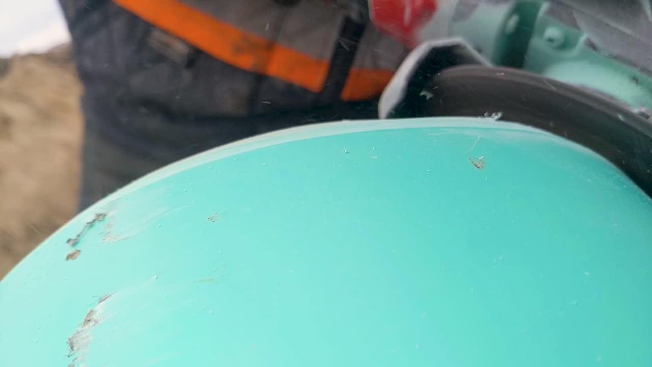 건설 노동자는 전기 그라인더를 사용하여 조립 목적으로 sdr 하수관의 가장자리를 베벨링합니다.