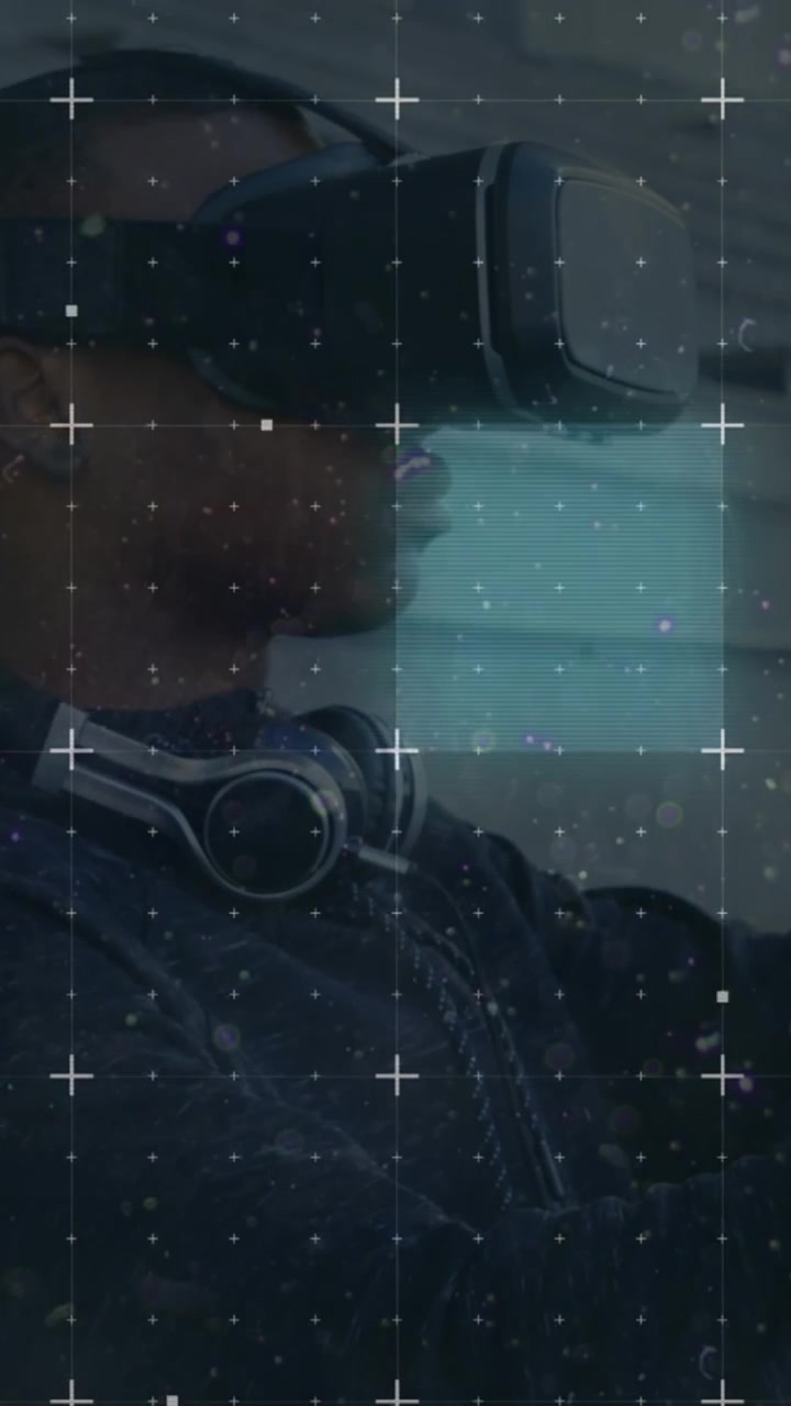Scie luminose su una rete a griglia con un uomo afroamericano che indossa un visore VR in ufficio.
