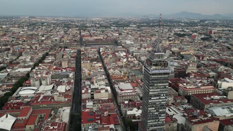 Panorámica-De-La-Torre-Latinoamericana,-Vistas-Al-Zócalo-Y-Más-Allá-En-El-Centro-Histórico-De-La-Ciudad-De-México