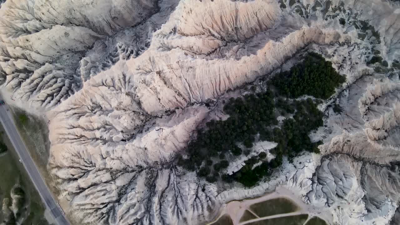 una toma de drone de 4k de las colinas fuertemente erosionadas en el parque nacional badlands, cerca de rapid city, dakota del sur, u.s.a.