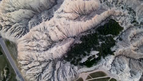 Eine-4K-Drohnenaufnahme-Der-Stark-Erodierten-Hügel-Im-Badlands-Nationalpark,-In-Der-Nähe-Von-Rapid-City,-South-Dakota,-USA